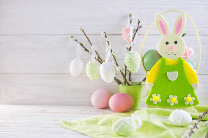 五颜六色的复活节彩蛋和兔子