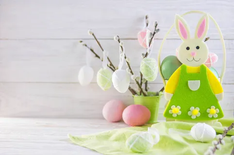 五颜六色的复活节彩蛋和兔子