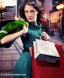 拎着袋子购物的女人图片