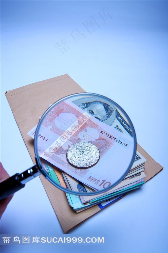 信封纸币硬币和放大镜图片