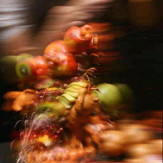 美食寿司水果烤肉拼盘蔬菜，朦胧摄影质感摄影图