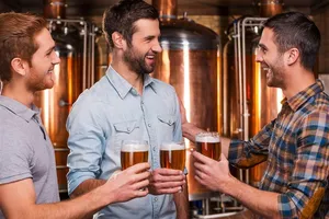 开心交谈喝啤酒的朋友