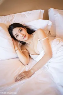 躺在床上的高清性感美女小热巴图片