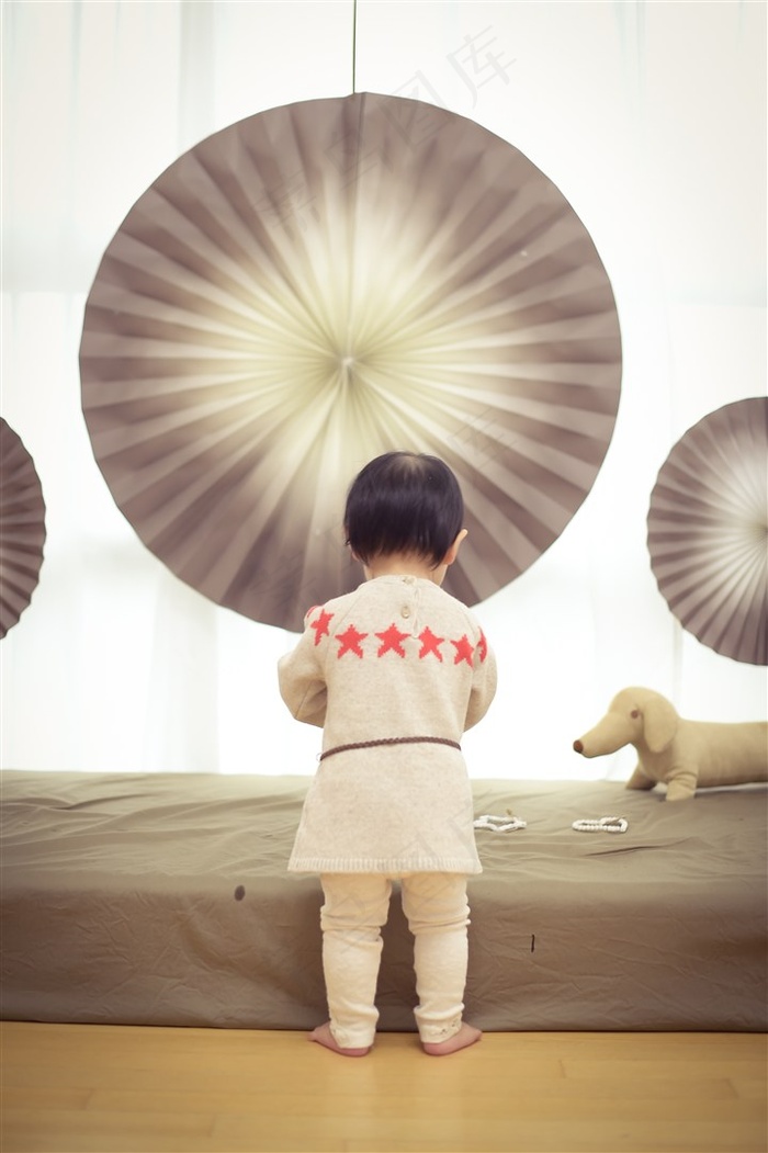 可爱幼儿的背身照