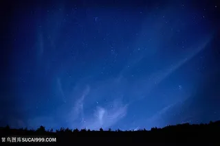 夜晚没有星星的天空图片