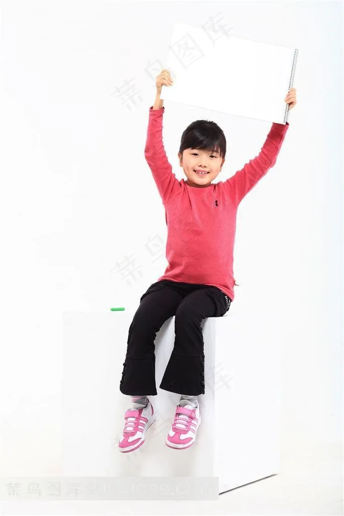 双手上举画画本的女孩素材
