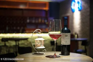 红酒与酒杯放在桌子上