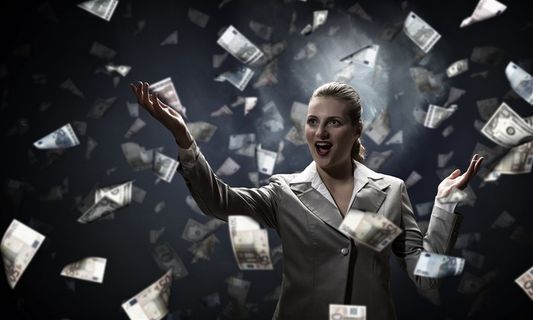 职业女性周围漫天飞舞的钞票高清图片