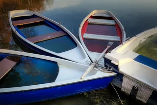 湖面停靠小船只图片