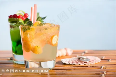 春夏海边阳光下的冰镇水果鸡尾酒果汁喝贝壳高清摄影 春夏海边阳光下的冰镇水果鸡尾酒果汁喝贝壳高清摄影