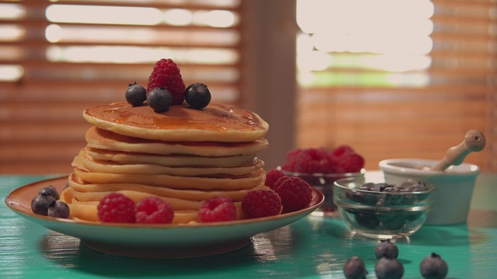 早餐盘上放着一塔热蛋糕