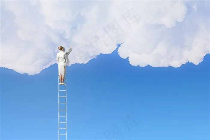 站在*上抚摸云层的商务女性高清图片