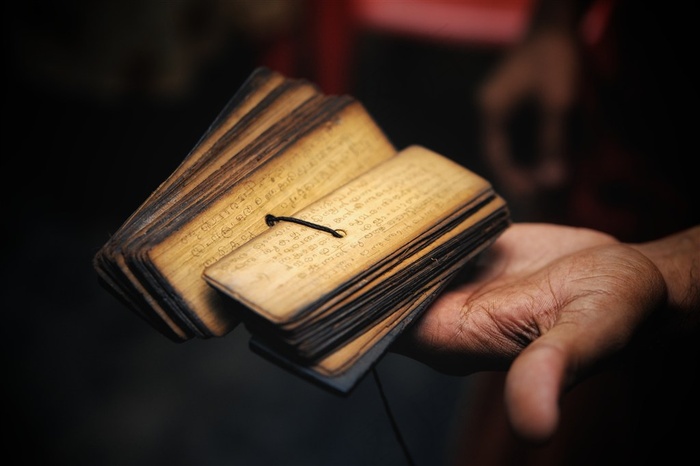 一双手拖着一本古书