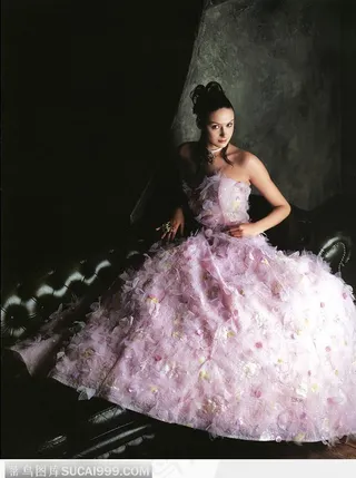 穿着晚礼服的美女