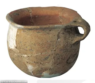 马家浜遗址出土陶罐