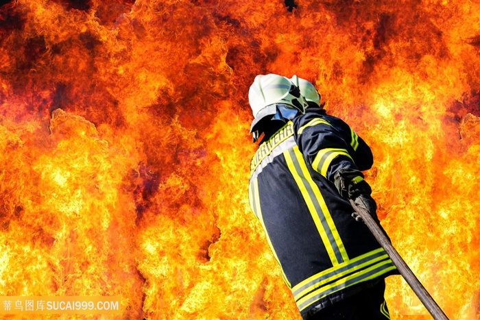 处理火灾的消防员人物特写高清图片
