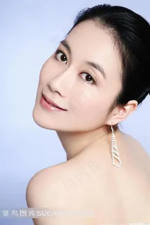 戴耳环精致面容美女明星创意背部写真