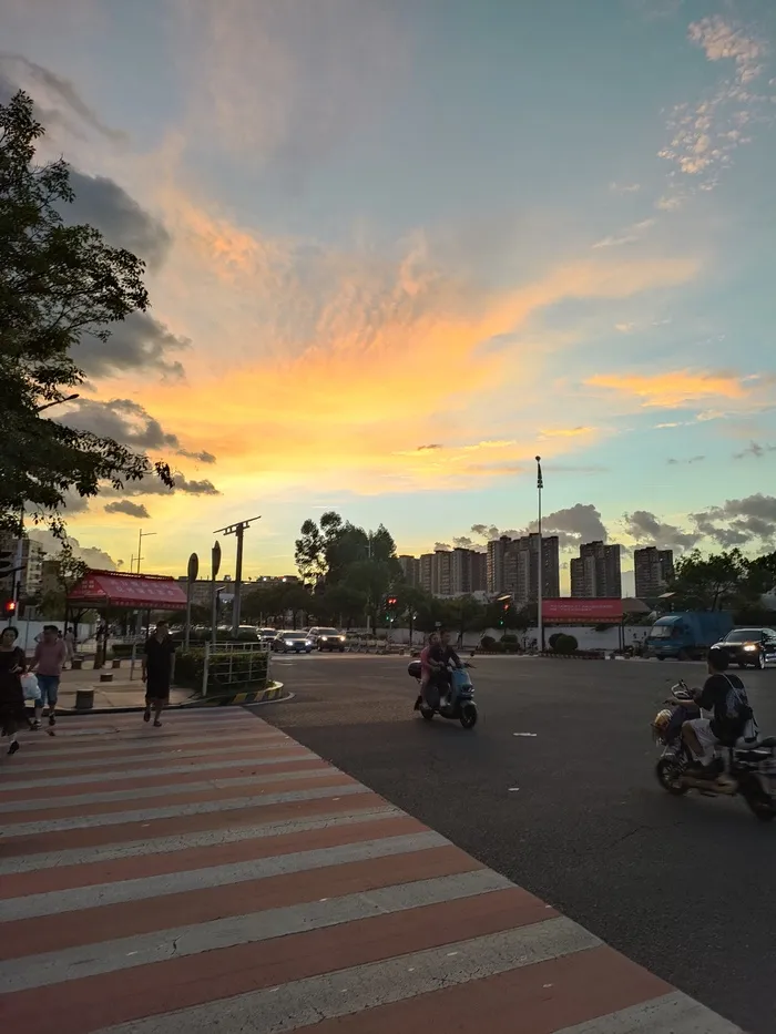 路口晚霞照片