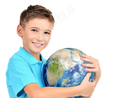 小男孩抱着的地球模型高清图片