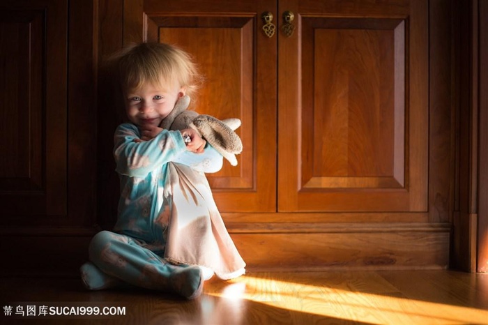 欧美儿童摄影柜子旁的小男孩图片