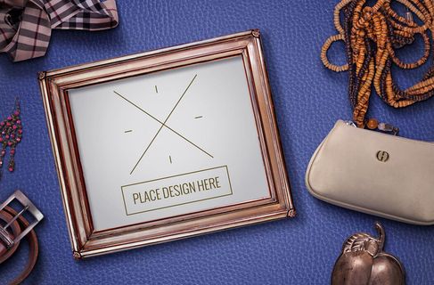 蓝色相框化妆品皮革背景俯视图