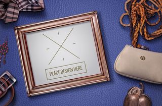 蓝色相框化妆品皮革背景俯视图