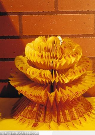 折叠好的钱纸符咒