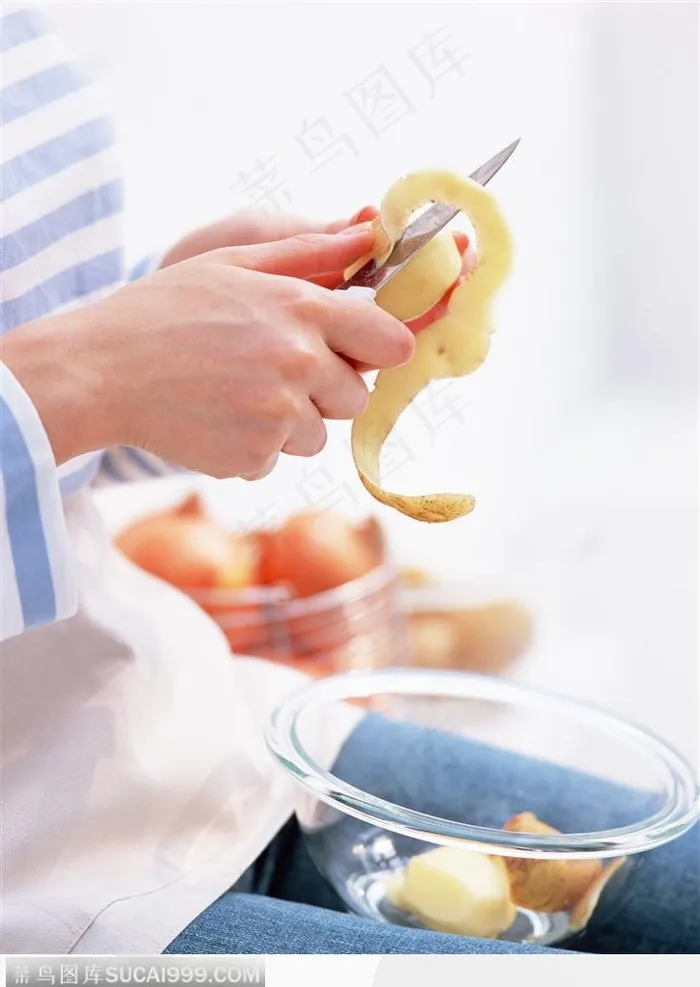 居家生活-削土豆的主妇手部特写