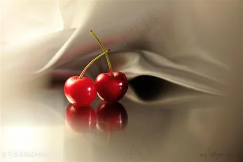 唯美丝绸樱桃静物摄影图片