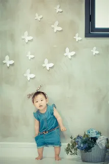 站在花篮旁边的可爱幼儿