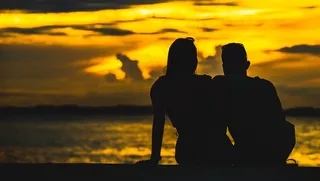 夕阳海滩情侣剪影图片