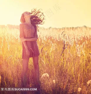 芒草堆中的甩发女子 芒草堆中的甩发女子