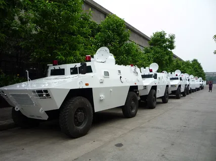 白色装甲车