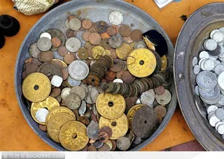 铁盒里的众多古代铜钱