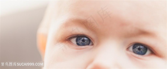 睁眼看世界的宝宝
