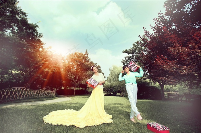 林间恋人婚纱照写真图片