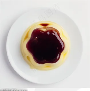 俯视装在碟子里的果酱鸡蛋布丁 俯视装在碟子里的果酱鸡蛋布丁