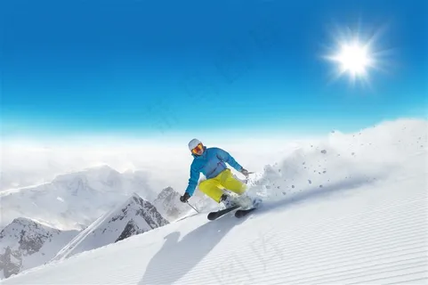 雪山上滑雪的男子素材欣赏 雪山上滑雪的男子素材欣赏