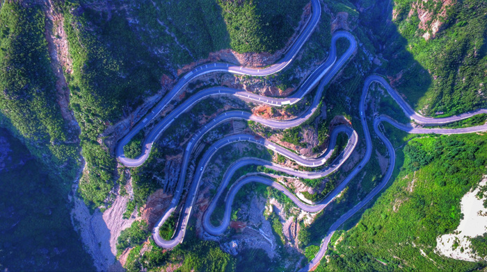 山路十八弯盘山公路鸟瞰图
