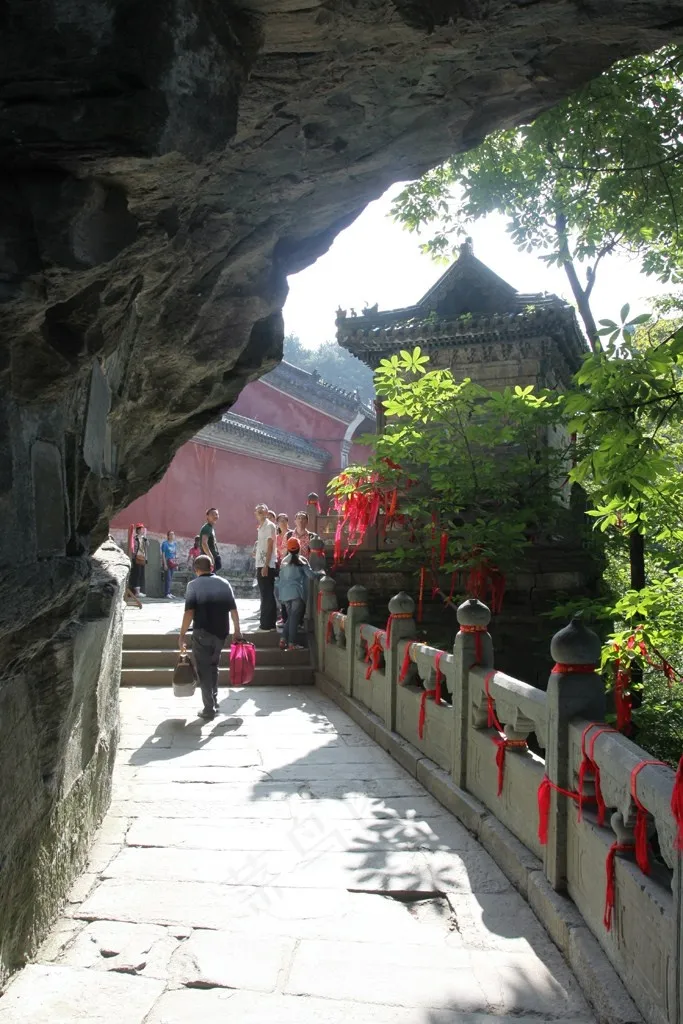 玉石铺成进寺院的路