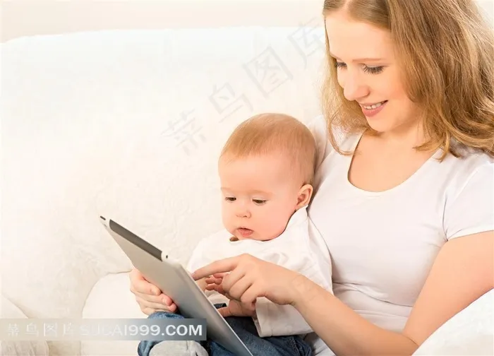 母亲和婴儿系列 - 正在和宝宝玩电子产品的母亲