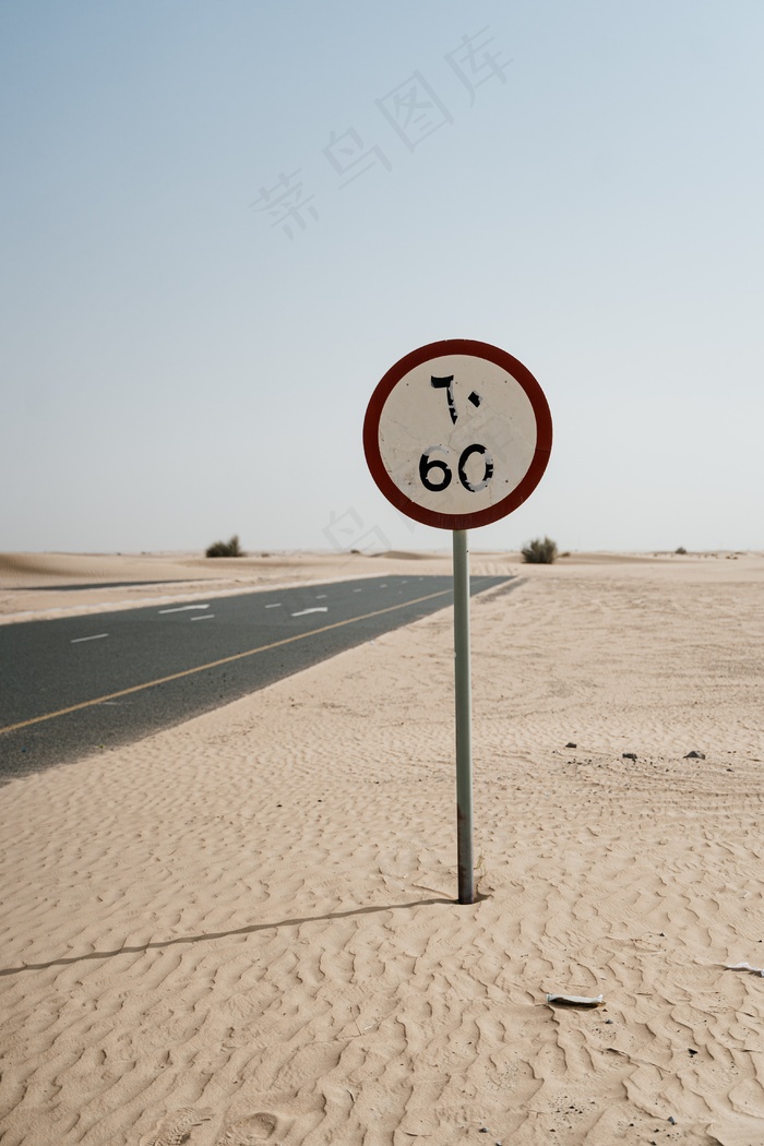沙滩上的车速限速路标图片