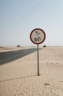 沙滩上的车速限速路标图片