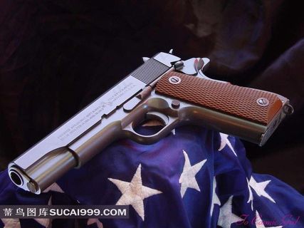 国旗上的美国军用手枪
