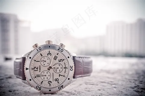 城市背景下的手表高清图