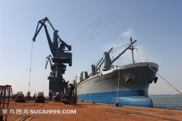 海边大轮船摄影图片