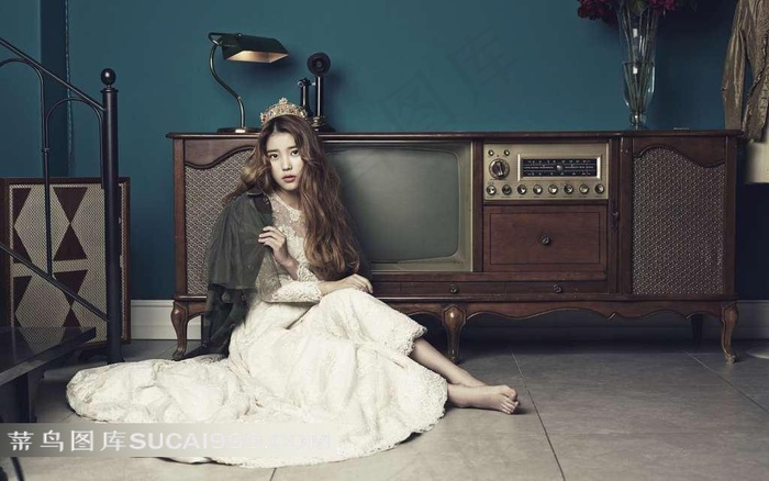 坐在地板上的婚纱美女素材