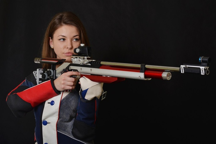 持枪打靶射击美女图片