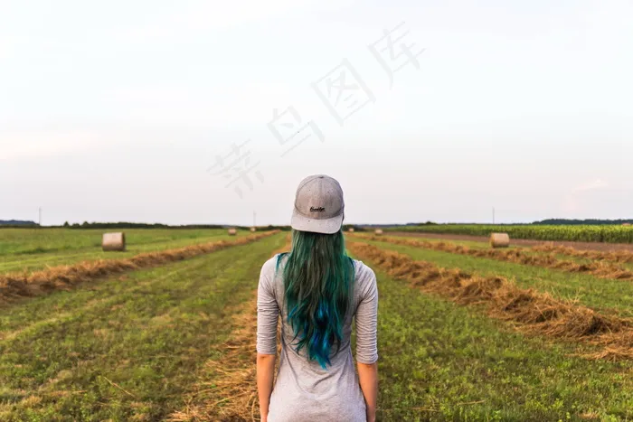 气质美女长发背影图片