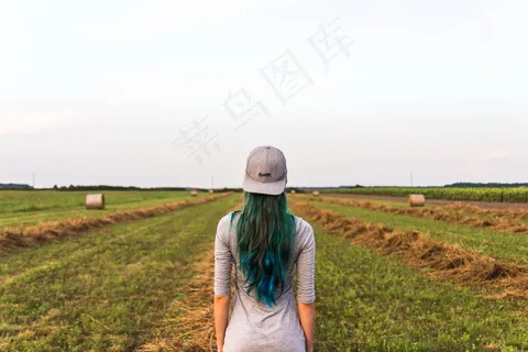 气质美女长发背影图片 气质美女长发背影图片